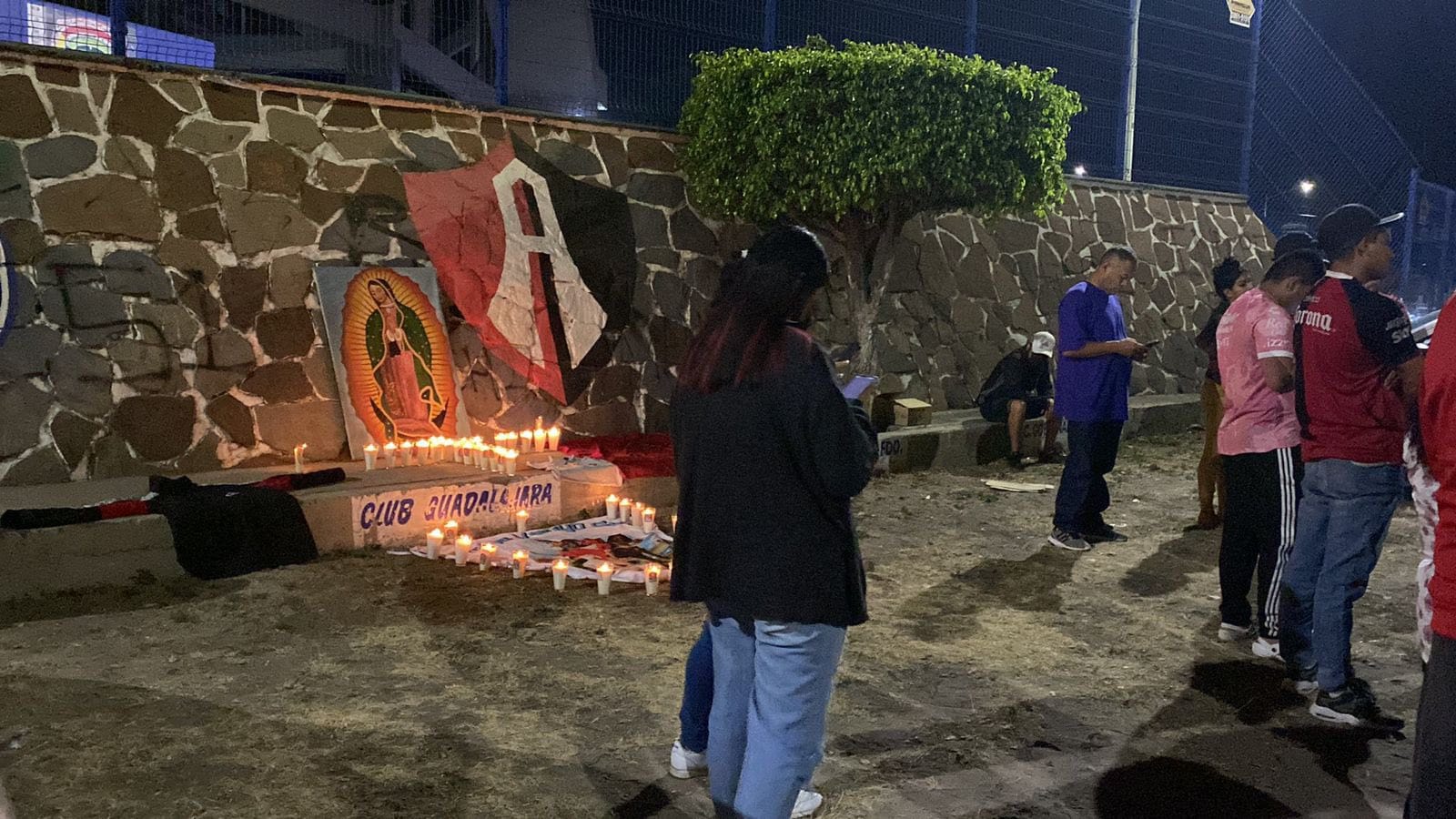 Familiares y amigos se reúnen afuera del estadio Jalisco