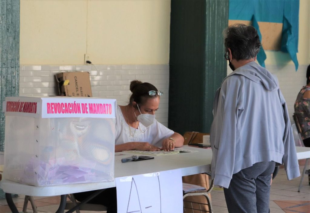 ciudadano acude a votar