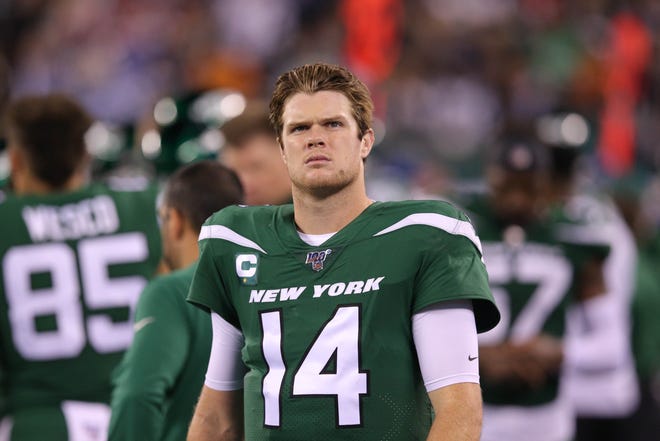 Aaron Rodgers en stand-by Sam Darnold