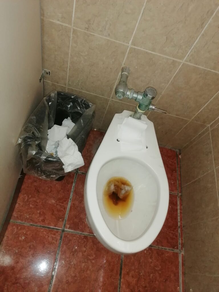 Baños sucios por falta de agua