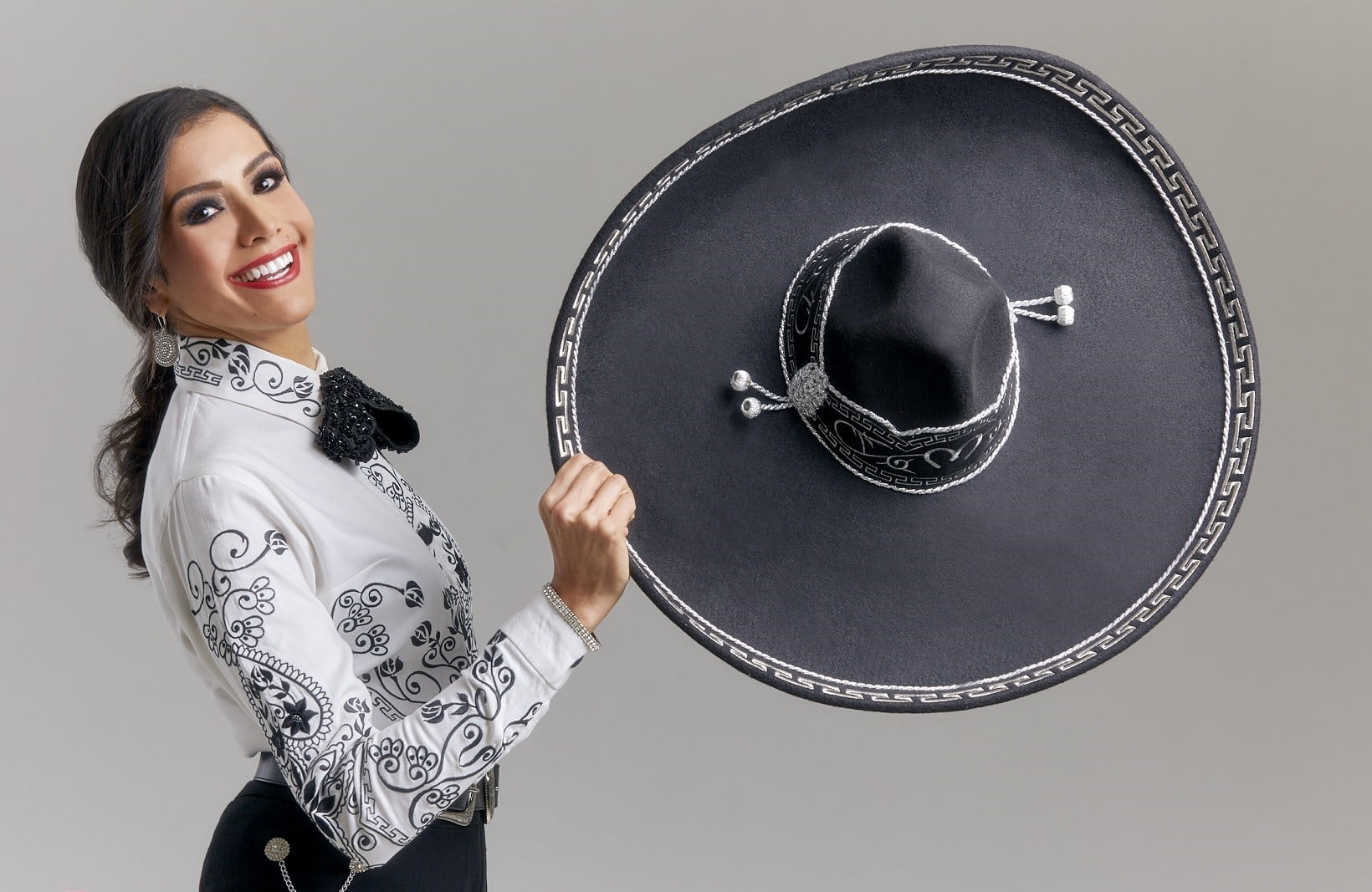 Lety López presenta su nuevo sencillo "No te Equivoques" en versión Ranchera