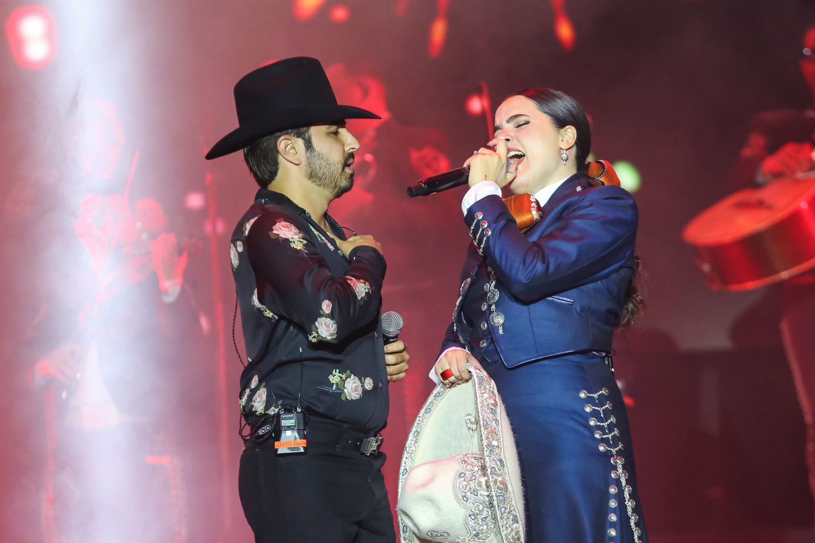 Joss Favela y Camila Fernández enaltecen la música mexicana en el Foro Principal de Fiestas de Octubre