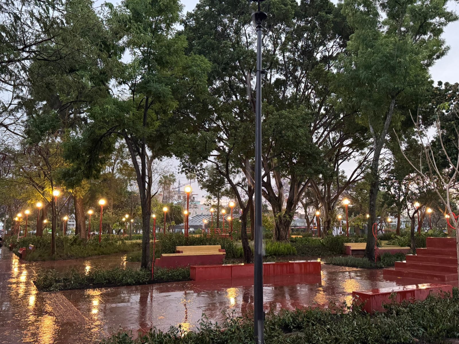 Reabre el Parque Rojo en Guadalajara entre festejos y protestas; comerciantes no regresarán