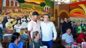 Exigen vecinos de Cañadas del Tesoro pavimentación y servicios básicos durante visita de Juan Carlos Castro