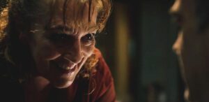 Vieja loca llega a HBO Max: un claustrofóbico duelo de tensión, gore y humor negro